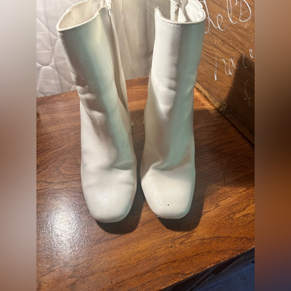 Source Unknown White Heeled Boots